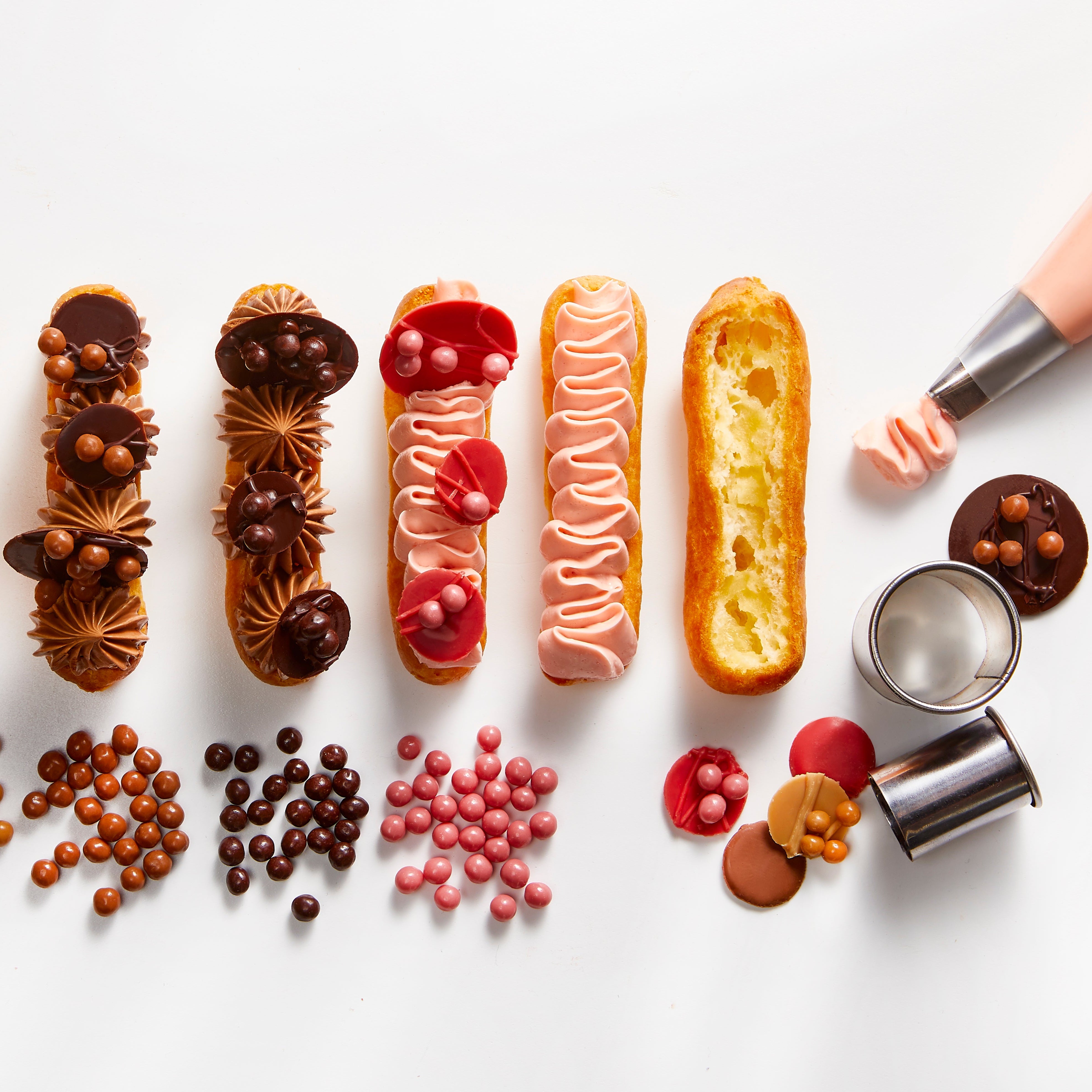 Desserts dekoriert mit Callebaut Schokoladendekorationen – belgische Schokolade online für Gastronomie und Konditorei. Ideal für Restaurantbedarf und Cafébedarf. Jetzt Callebaut Schokolade kaufen.