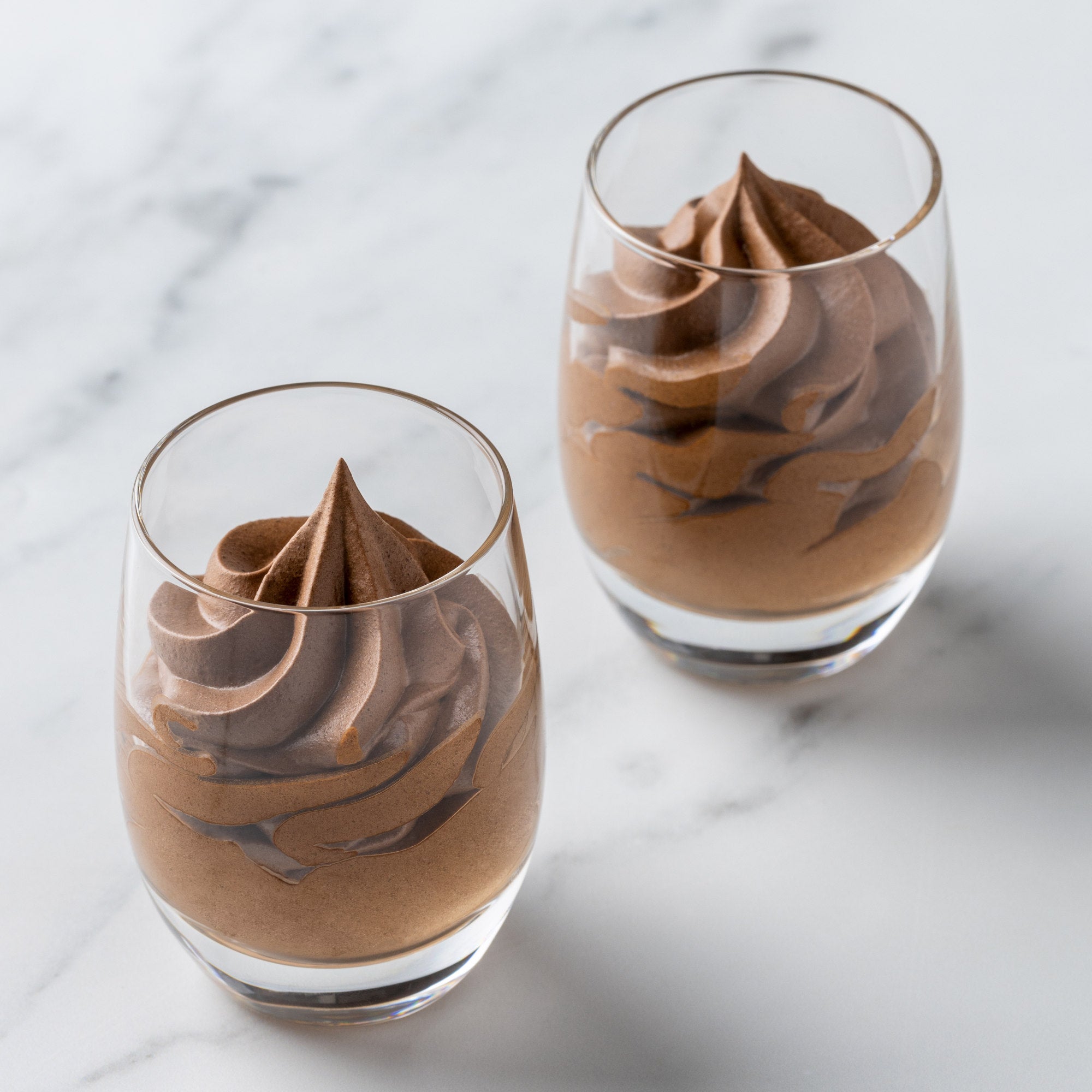 Zwei Gläser mit cremigem Schokoladenmousse – Callebaut gebrauchsfertige Dessertmischungen.
