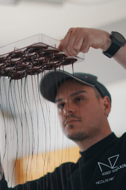 Porträt von Nicolas Nikolakopoulos, Konditor und Chocolatier, Mitbegründer von NZ Dessert Designers, Experte für Callebaut Ruby RB1 Schokolade.