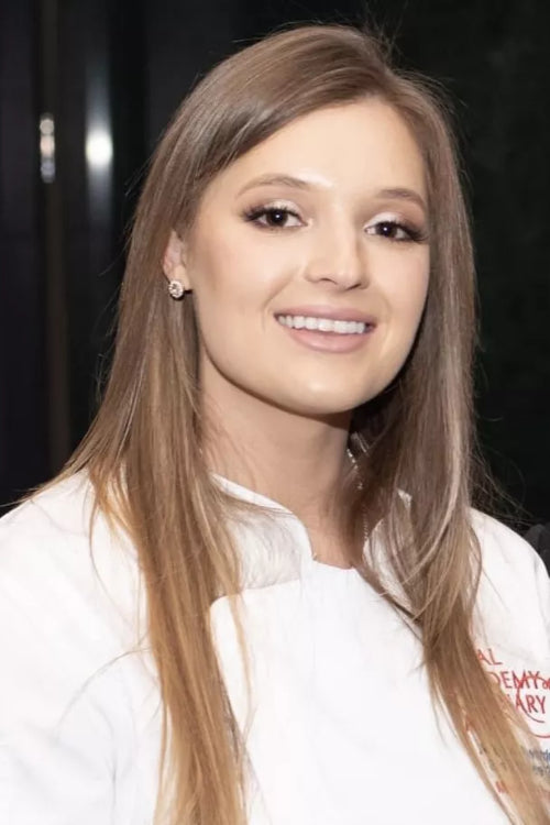 Porträt von Mignon Strydom, Chef de Partie im The Dorchester London und Gewinnerin des UK Junior World Chocolate Masters 2023, Expertin für nachhaltige Callebaut Schokolade.