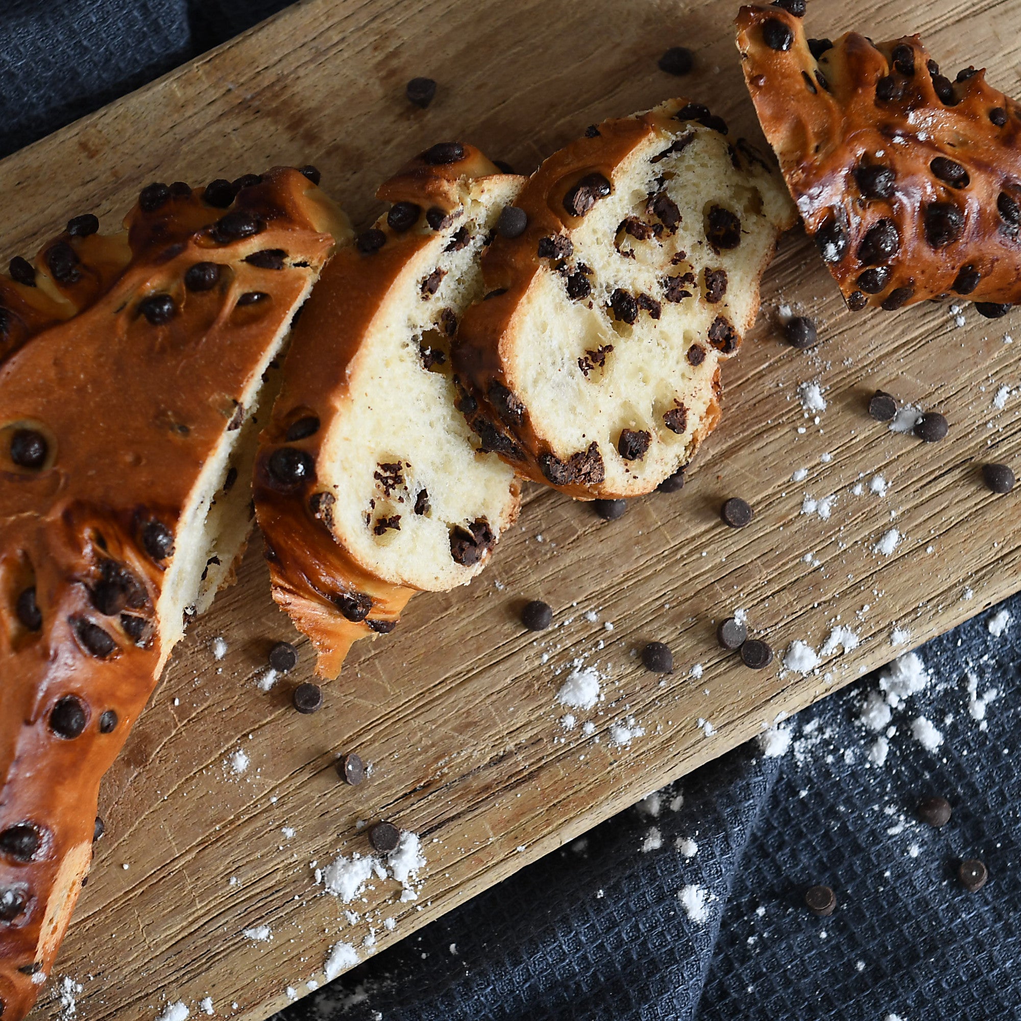 Holzbrett mit Gebäck und Callebaut Backschokolade Drops – hochwertige Schokoladenzutaten für Profis. Perfekt für Bäckereibedarf und Cafébedarf. Jetzt Backschokolade kaufen online.